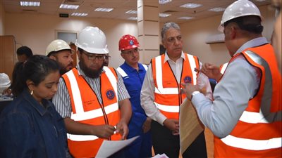 رئيس هيئة البترول في جولة ميدانية بمسطرد 