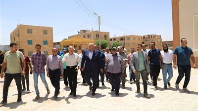 محافظ الوادي الجديد يتفقّد مشروع تطوير منتزه ميدان الشعراوي بالداخلة