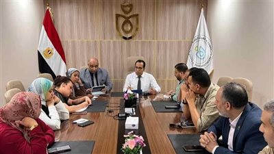 رئيس إقليم الصعيد للرعاية الصحية يناقش آليات تطوير أنظمة الموارد البشرية