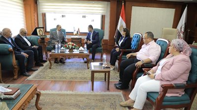 محافظ سوهاج يناقش مع نائب وزير الصحة الخدمات الطبية بالمستشفيات 