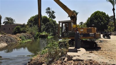 خلال جولته الميدانية، محافظ أسيوط يتابع أعمال تطهير ترعة العقال بالبداري (صور) 