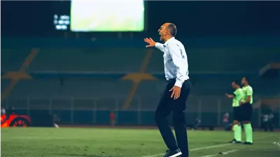 شاهد، لحظة انفعال المدير الفني لبيراميدز على لاعبيه بعد هدف وسام أبو علي