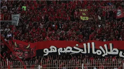 لافتة على طريقة فيلم المتسول، جماهير الأهلي تسخر من قرار بيراميدز برفع أسعار التذاكر (فيديو)