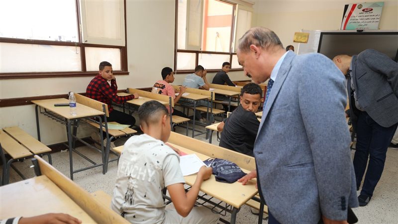 امتحانات القبول بمدرسة