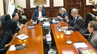 نائب محافظ الوادي تبحث مع رئيس جهاز المشروعات إجراءات دعم مبادرة إنتاج الحرير الطبيعي (صور)