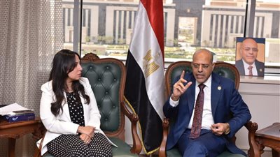 وزير العمل يلتقي وفد 