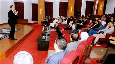 مدير صندوق مكافحة وعلاج الإدمان يجرى حوارا مع شباب البرلمان العربى 