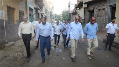 محافظ المنيا يجوب شوارع المدينة لتفقد الحالة العامة (صور)