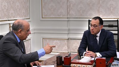 مدبولي يستعرض مع وزير الكهرباء أهم مستجدات عمل الوزارة