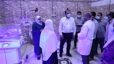 نائب وزير الصحة يتفقد سير العمل بمستشفى أخميم ومجازاة فني الأشعة لعدم تواجده