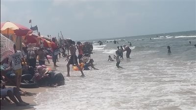 إقبال على شاطئ جمصة ومتابعة مشددة من المسئولين (صور)