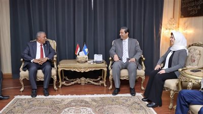محافظ دمياط يبحث مع عميد كلية طب الأزهر سُبل دعم المنظومة الطبية 