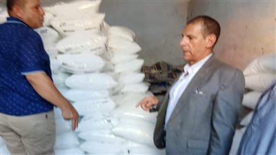 وكيل زراعة البحيرة يتابع توزيع الأسمدة بالجمعيات في كفر الدوار 