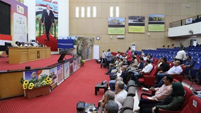 محافظ الوادي الجديد يعد بحل مشكلات مستثمري منطقة بحيرة باريس 