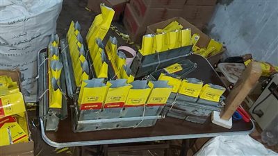 حماية المستهلك: ضبط مصنع غير مُرخص لتصنيع وإعادة تعبئة 