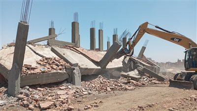 إزالة مخالفات البناء ومصادرة معدات المقاولين بدمياط الجديدة 
