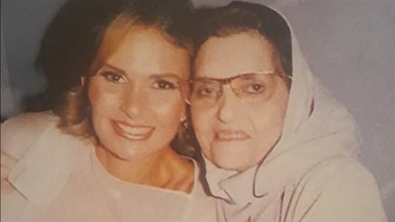 يسرا ووالدتها الراحلة،