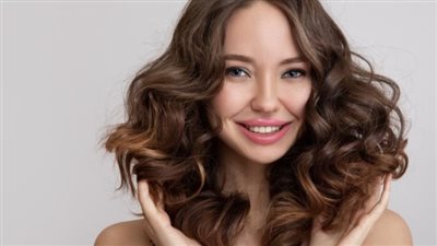 وصفة طبيعية للشعر الكيرلي، تحفز نموه وتجعله أكثر لمعان وحيوية