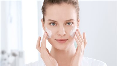 ماسكات نشا الذرة، لتفتيح وترطيب وتقشير البشرة