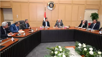 كامل الوزير يناقش سبل تيسير نقل البضائع الأساسية.. إنشاء أول مصنع للحاويات في مصر.. وتنفيذ 7 ممرات دولية لربط مناطق الإنتاج بالموانئ البحرية 