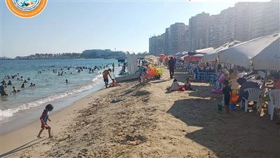 إقبال متوسط على شواطئ الإسكندرية ورفع الرايات الخضراء والصفراء 