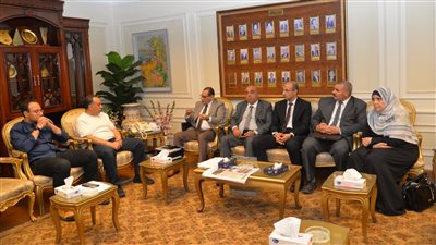 محافظ أسيوط يؤكد ضرورة استغلال الفرص الاستثمارية ودعم المشروعات المتوسطة والصغيرة