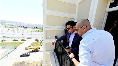 وزير الإسكان يوجه إنذارا شديد اللهجة للشركة المنفذة لشقق الحي اللاتينى بالعلمين الجديدة