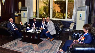 محافظ الأقصر يبحث مع وفد وزارة الصحة مشكلات المواطنين 