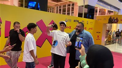 شيكو وأكرم حسني يدعمان أبطال فيلم 