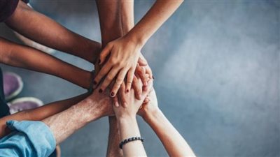 في اليوم العالمي للصداقة، الفنون التشكيلية ينظم ورشة فنية 