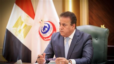 مسلسل الاعتداءات مستمر، وزير الصحة يتصل هاتفيا بطبيب سوهاج بعد واقعة طعنه 