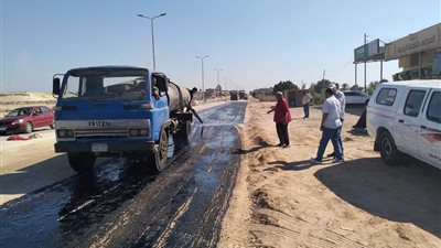 استكمال عمليات رصف طريق المنطقة الصناعية بوادي النطرون 