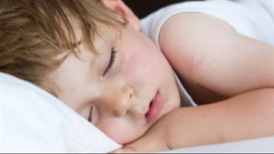 أسباب تعرق الأطفال أثناء النوم، وطرق التعامل معه 