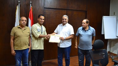 رئيس شركة الخدمات المتكاملة بالسكك الحديدية يكرم عددا من العاملين (صور)