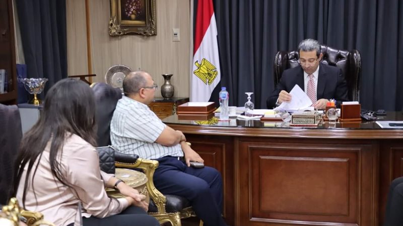 محافظ دمياط مع مسئولي