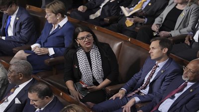 بالكوفية الفلسطينية، نائبة بالكونجرس ترفع لافتة مكتوب عليها 