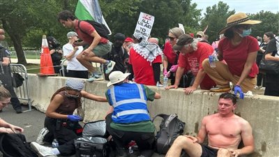 الشرطة الأمريكية تفرق بالقوة محتجين على خطاب نتنياهو أمام الكونجرس (فيديو)