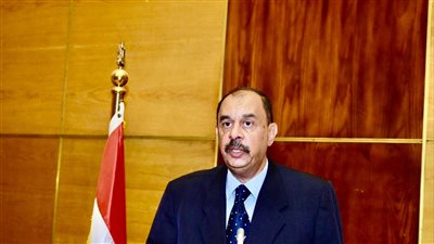 تعرض للطعن على يد مرافق لمريض، محافظ سوهاج يزور طبيب المستشفى التعليمي