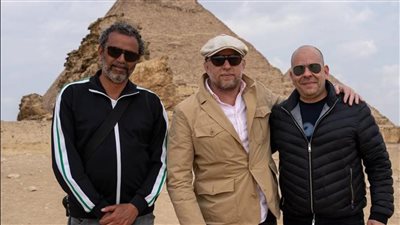 المخرج العالمي جاي ريتشي يحتفي بالانتهاء من تصوير فيلم Fountain of Youth بالأهرامات