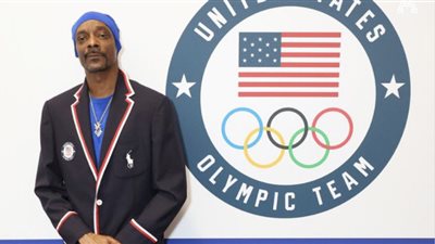 سنوب دوج يستمتع بوقته ويدعم منتخبات بلاده قبل حمله الشعلة الأولمبية (صور)