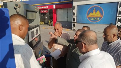 رئيس مدينة حوش عيسى بالبحيرة يتفقد محطات الوقود ومواقف السيارات 