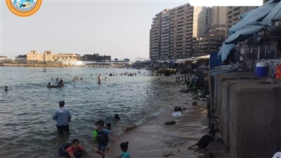 إقبال متوسط على شواطئ الإسكندرية ورفع الرايات الخضراء والصفراء 