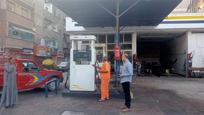 جولة لمدير تموين قنا على المحطات عقب تحريك أسعار المواد البترولية (صور)