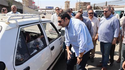 نائب محافظ بني سويف يستوقف سيارات التاكسي لمتابعة الالتزام بالتعريفة
