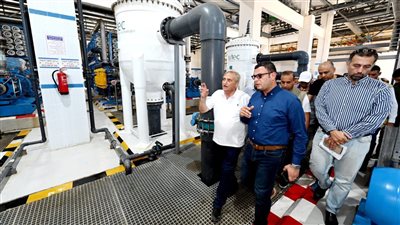 وزير الإسكان يتفقد محطة التحلية، ويتابع مخطط استعمالات الأراضى لتجمع غرب الضبعة
