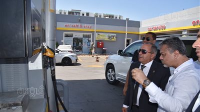محافظ بورسعيد يتفقد إحدى محطات الوقود لمتابعة سير العمل (صور)