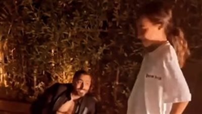 تامر حسني يتعرض لموقف مفاجئ من ابنته (صور)