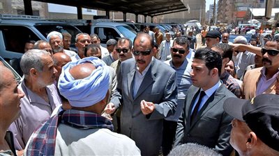 محافظ سوهاج يتفقد محطات الوقود ومواقف سيارات الأجرة ويتابع الالتزام بالتعريفة (صور)