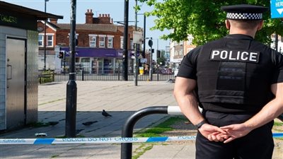 ضرب رجلا وداس على رأسه، إيقاف شرطي في بريطانيا عن العمل 
