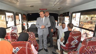 محافظ أسيوط يتفقد مجمع المواقف للتأكد من تطبيق التعريفة الجديدة (صور)